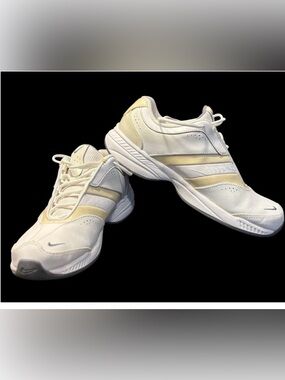 Nike White and Tan Athletic Shoes steady Vll. Size 8